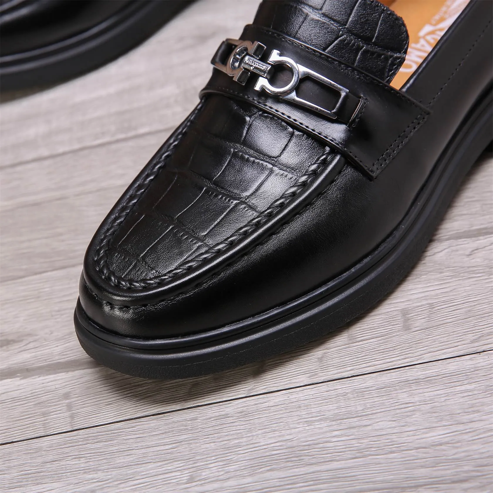Men's shoes 💰460 🕷🕷🐂【Ferragamo】Ferragamo Popular fashionable casual shoes🇨🇳Official website counter 1:1 production, original mold opening💯Good quality visible, imported high-end first-layer waxed calfskin, water-dyed🐂leather lining🌿very clear texture, high-quality waterproof, non-slip and wear-resistant outsole🎋high quality and low price, truly handmade🍓Black optional! Code number 38-44 (45-46 customized)......
